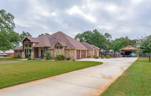 2-bedroom rental at 173 Oak View in La Vernia, TX — photo 1