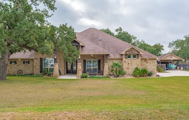 2-bedroom rental at 173 Oak View in La Vernia, TX — photo 2