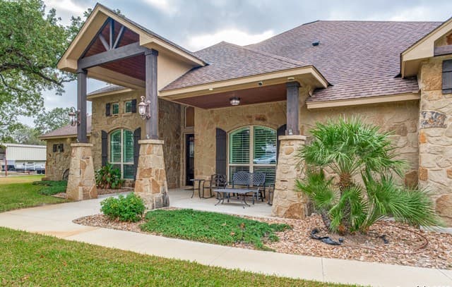 2-bedroom rental at 173 Oak View in La Vernia, TX — photo 3