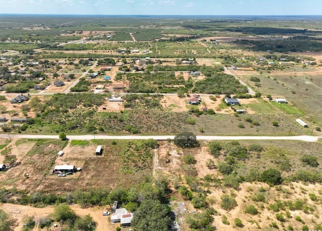 rental at 311 County Road 1647 in Moore, TX — photo 2