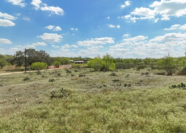 rental at 311 County Road 1647 in Moore, TX — photo 4