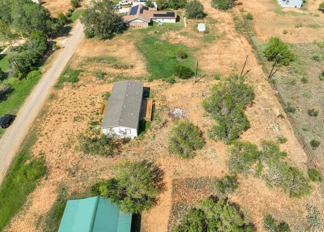 3-bedroom rental at 636 County Road 1615 in Moore, TX — photo 4