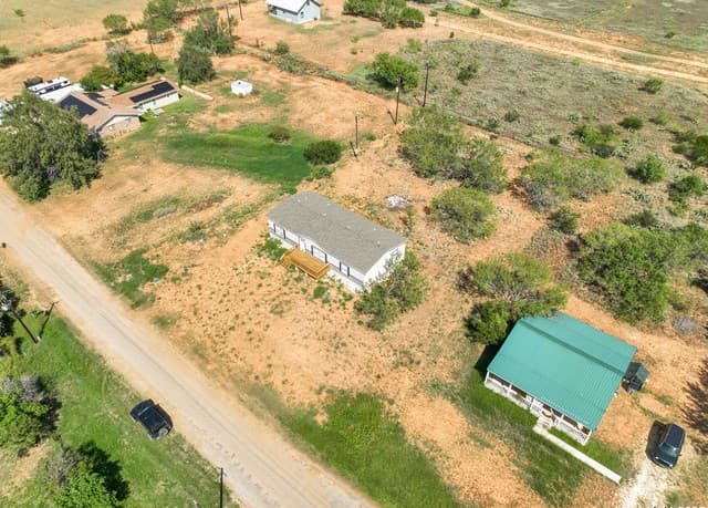 3-bedroom rental at 636 County Road 1615 in Moore, TX — photo 5