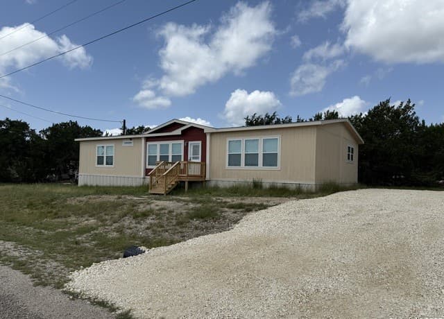 3-bedroom rental at 218 Edgewood Cir in Bandera, TX — photo 2