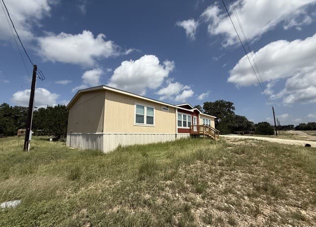 3-bedroom rental at 218 Edgewood Cir in Bandera, TX — photo 3