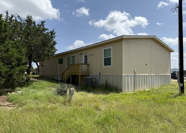 3-bedroom rental at 218 Edgewood Cir in Bandera, TX — photo 4