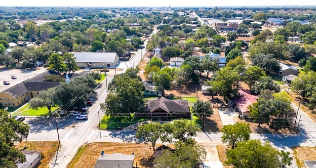 Home for sale at 400 W Person in Stockdale, TX — photo 3