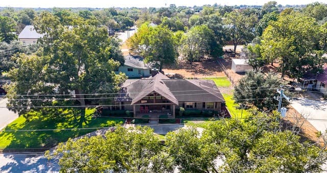 Home for sale at 400 W Person in Stockdale, TX — photo 4