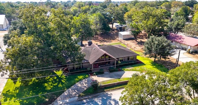 Home for sale at 400 W Person in Stockdale, TX — photo 5