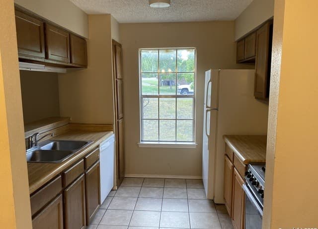 rental at 14422 Hereford in San Antonio, TX — photo 2