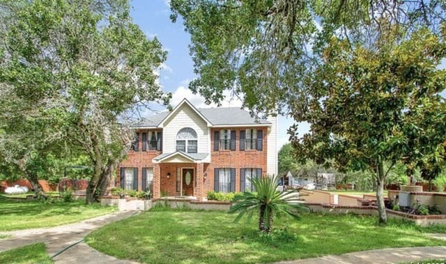 3-bedroom rental at 353 Eagle Ridge in Floresville, TX — photo 2