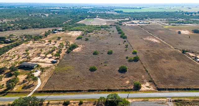 rental at FM 472 in Bigfoot, TX — photo 3