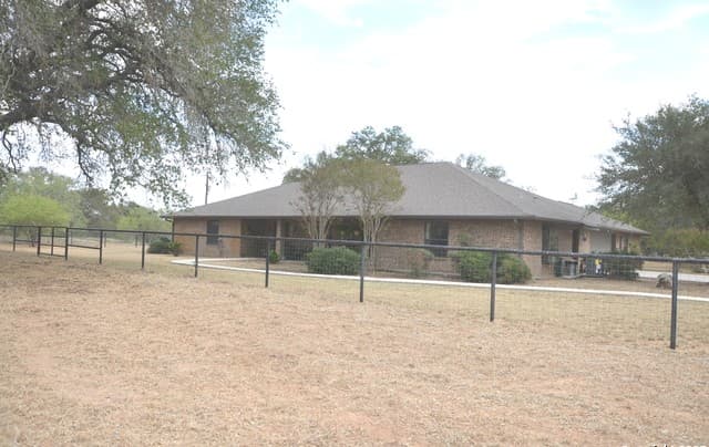5-bedroom rental at 1219 County Road 761 in Devine, TX — photo 1