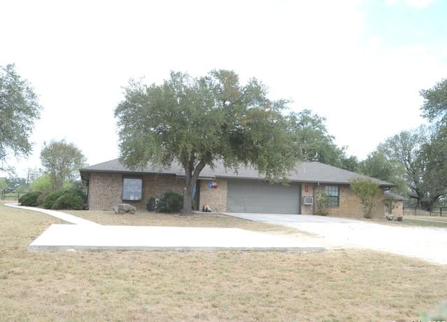 5-bedroom rental at 1219 County Road 761 in Devine, TX — photo 3