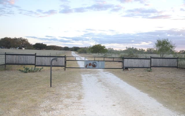 5-bedroom rental at 1219 County Road 761 in Devine, TX — photo 5