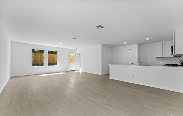 4-bedroom rental at 7622 Bohemian Grove in San Antonio, TX — photo 3