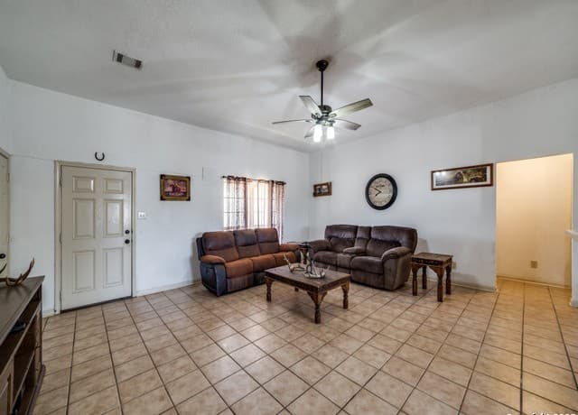 3-bedroom rental at 4979 Fm 1343 in Devine, TX — photo 2