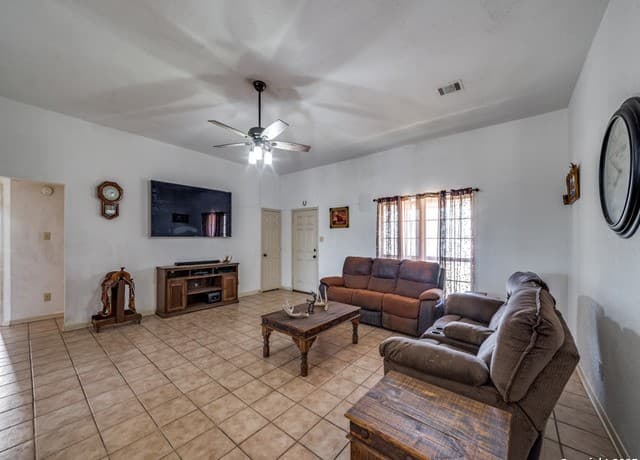 3-bedroom rental at 4979 Fm 1343 in Devine, TX — photo 3