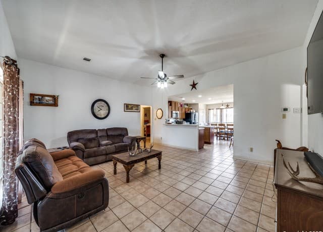 3-bedroom rental at 4979 Fm 1343 in Devine, TX — photo 4