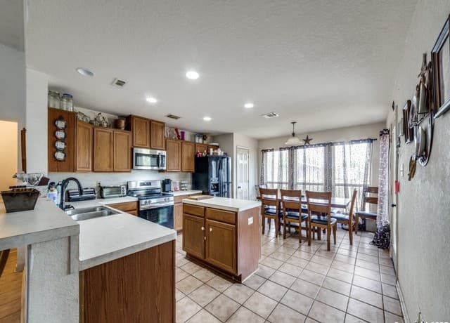 3-bedroom rental at 4979 Fm 1343 in Devine, TX — photo 5