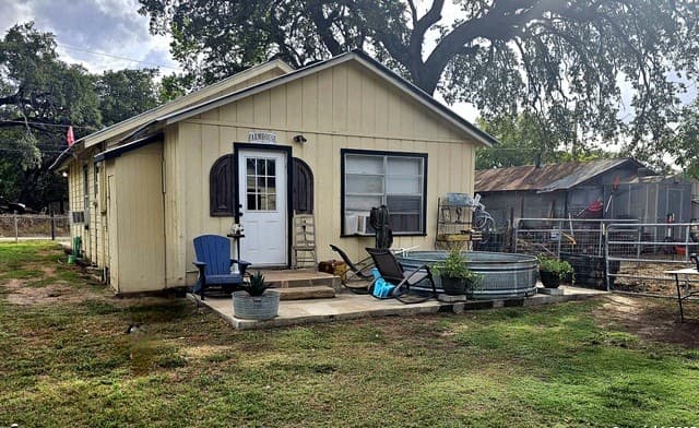3-bedroom rental at 208 Jeff in Pleasanton, TX — photo 2