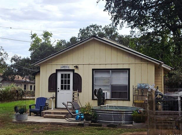 3-bedroom rental at 208 Jeff in Pleasanton, TX — photo 3
