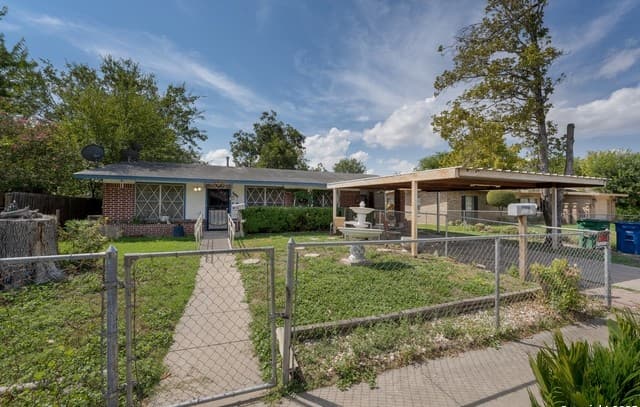 3-bedroom rental at 5030 Creekmoor in San Antonio, TX — photo 2