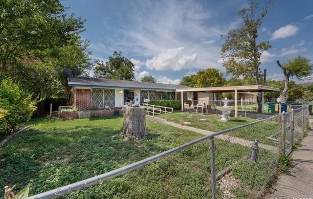 3-bedroom rental at 5030 Creekmoor in San Antonio, TX — photo 3