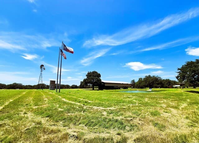 rental at 220 County Road 4401 in Dilley, TX — photo 3