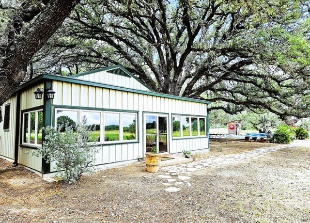 rental at 220 County Road 4401 in Dilley, TX — photo 4