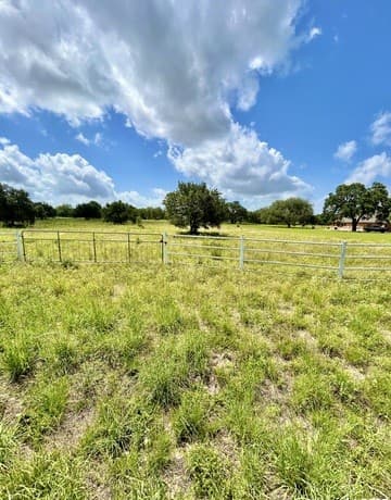 rental at 3200 N Ih 35 in Natalia, TX — photo 2