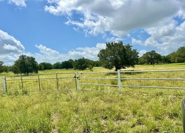 rental at 3200 N Ih 35 in Natalia, TX — photo 4