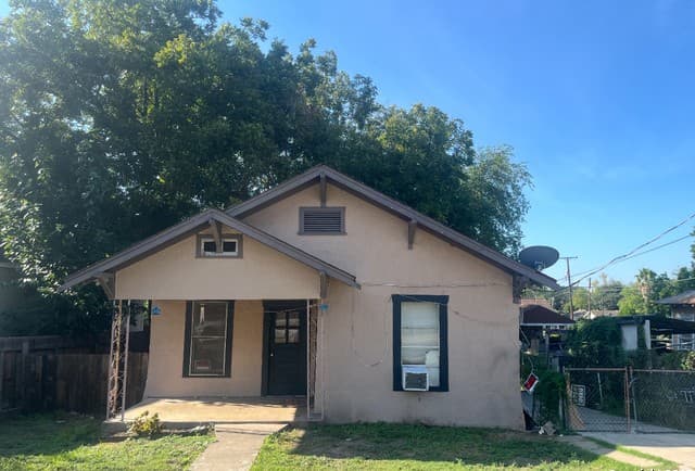 2-bedroom rental at 302 Regina in San Antonio, TX — photo 2