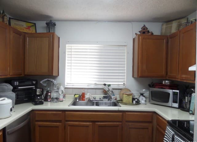 3-bedroom rental at 8411 Forest Ridge in San Antonio, TX — photo 4