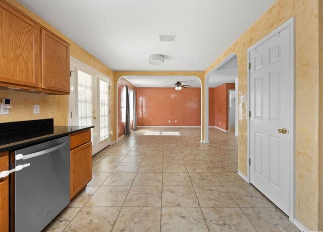 4-bedroom rental at 8964 Scarlet crk in Universal City, TX — photo 4