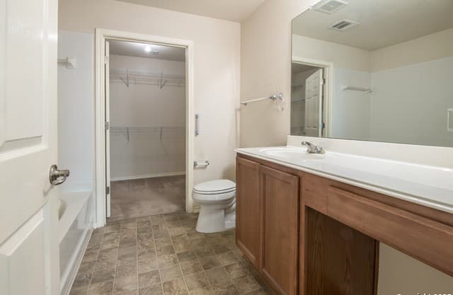 4-bedroom rental at 634 Kate Schenck in San Antonio, TX — photo 5