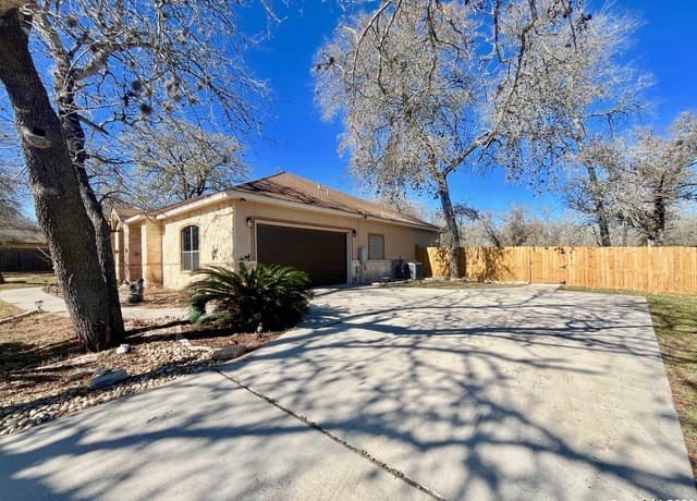 Home for sale at 383 Rosewood in La Vernia, TX — photo 3