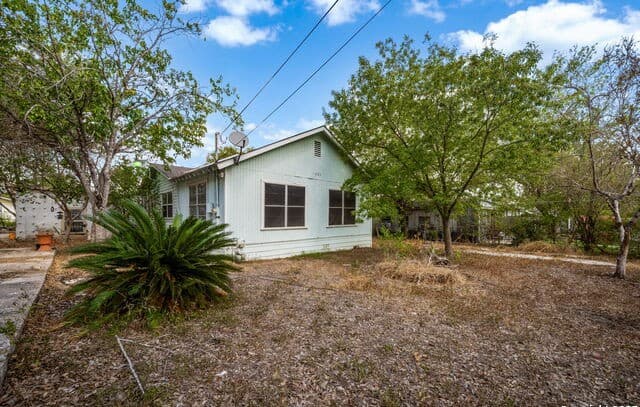3-bedroom rental at 1703 San Casimiro in San Antonio, TX — photo 5