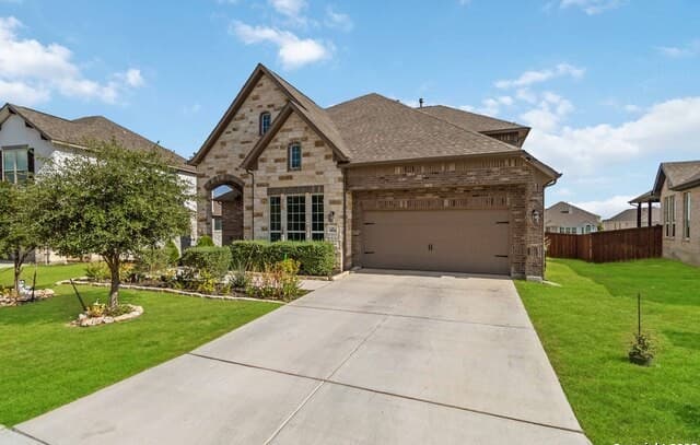 5-bedroom rental at 3810 Nublado in San Antonio, TX — photo 2