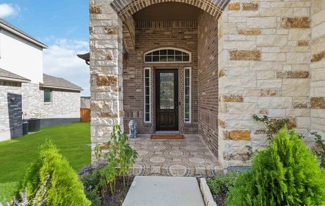 5-bedroom rental at 3810 Nublado in San Antonio, TX — photo 3