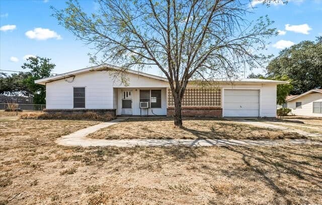 3-bedroom rental at 19239 McDonald in Lytle, TX — photo 1