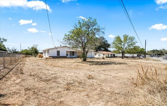 3-bedroom rental at 19239 McDonald in Lytle, TX — photo 2