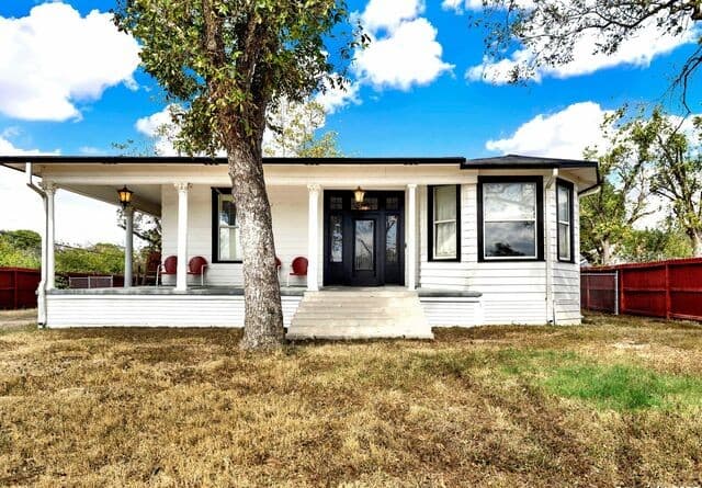3-bedroom home for sale at 914 Gentilz St in Castroville TX
