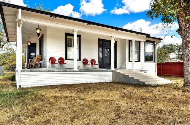 Home for sale at 914 Gentilz St in Castroville, TX — photo 4