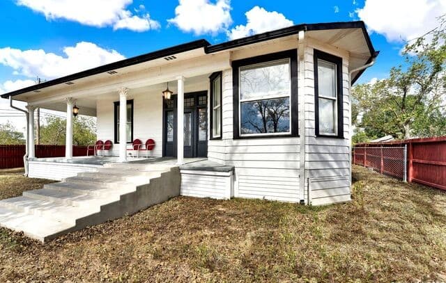 Home for sale at 914 Gentilz St in Castroville, TX — photo 5