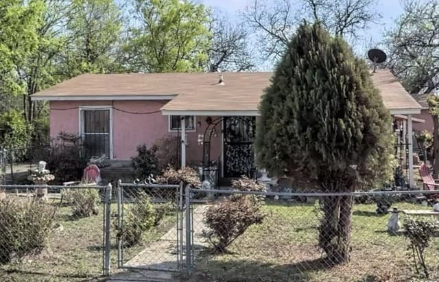 2-bedroom rental at 525 Saltillo in San Antonio, TX — photo 1