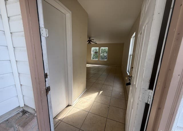 3-bedroom rental at 2830 Amber Morning in San Antonio, TX — photo 3
