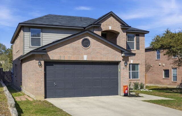 4-bedroom rental at 4551 Summer Fall in San Antonio, TX — photo 2