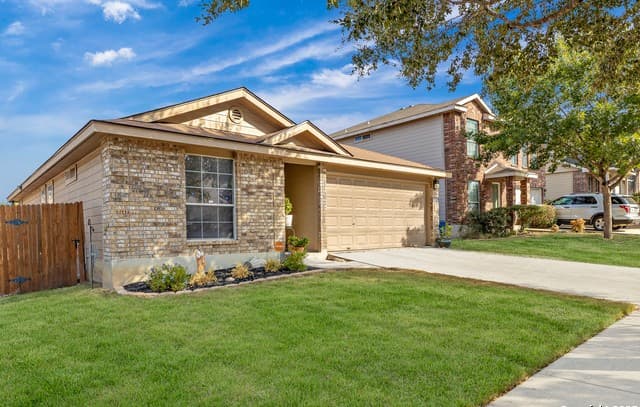 3-bedroom rental at 427 Stable Vista in San Antonio, TX — photo 2