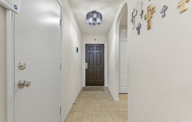 3-bedroom rental at 427 Stable Vista in San Antonio, TX — photo 5